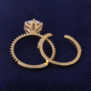 Ensemble de bague de fiançailles avec diamant de laboratoire rond de 1,50 carat, bande côtelée, ouverture ajustable, certifié IGI - Product Image 4