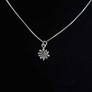 Pendentif Fleur Vintage Élégant en Argent Sterling 925, Charme Floral Miniature avec Pierre Naturelle, Bijou de Fiançailles, Cadeau - Product Image 1