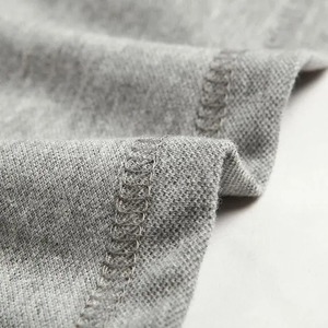 Polo à manches courtes gris pour homme, tricoté, couleur unie, design décontracté et respirant, avec col et poignets à bordure marine - Product Image 5