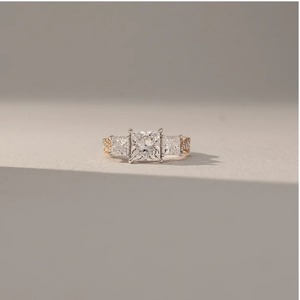 Anillo de Compromiso de Oro Amarillo de 14K con Diamante Cultivado en Laboratorio de 1.30CT, Corte Princesa, Tres Piedras, Piedra Lateral Trapezoidal, Joyería Personalizada - Product Image 3