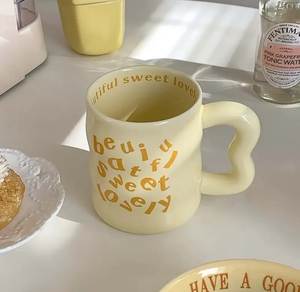 Taza de Cerámica con Diseño de Fresas a Cuadros Rosas, Linda y Segura para Lavavajillas y Microondas, para Uso Doméstico - Product Image 3