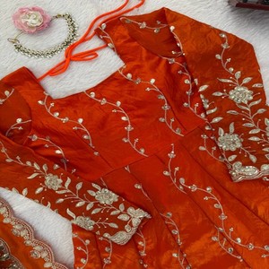 Conjunto Anarkali de Seda VASTRA COTTAGE con Dupatta con Lentejuelas y Pantalón de Micro Algodón, Completamente Cosido, para Fiestas y Eventos Étnicos - Product Image 4