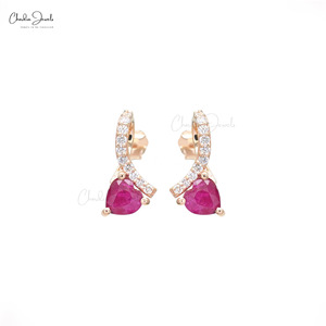 Boucles d'oreilles clous en rubis de Birmanie naturel de 5 mm en or rose massif 14 carats avec diamants, à fermoir poussoir – Vente en gros pour distributeurs - Product Image 1