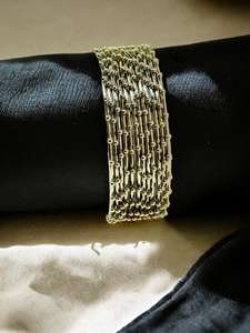 Conjunto de brazaletes de metal plateado oxidado estilo vintage con intrincados detalles de racimos de cuentas y grabados tribales de múltiples capas. - Product Image 3