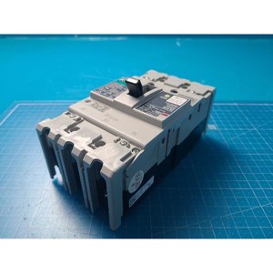 Disjoncteur à boîtier moulé Fuji EW125JAGU EW125JAGU-3P075, d'occasion, comme il est, pièces d'équipement semi-conducteur d'époque - Product Image 2