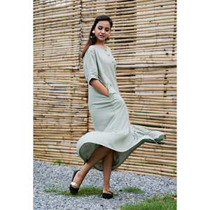 Vestido Casual Shibui en Verde Musgo con Abertura Frontal y Estilo Plisado - Product Image 4