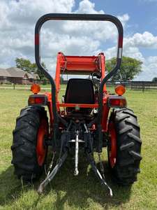 รถแทรกเตอร์คูโบต้า L3400 สำหรับงานหนัก พร้อมเครื่องยนต์ดีเซลที่เชื่อถือได้ ระบบขับเคลื่อน 4 ล้อ ระบบไฮดรอลิกประสิทธิภาพสูง และเหมาะสำหรับงานเกษตร - Product Image 1