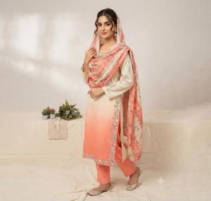 Precioso conjunto de boda para esta temporada: Top bordado con cuentas y espejos auténticos, pantalón con dupatta, y kurta Ramzan. - Product Image 1