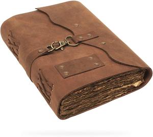 La couverture présente un design enveloppant unique avec un fermoir métallique qui lui confère un aspect antique et sécurisé. Les bords sont… - Product Image 1