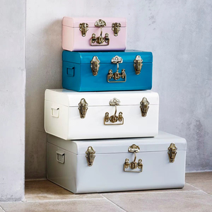 Colección de baúles de almacenamiento metálicos coloridos con herrajes en tono dorado para un estilo interior contemporáneo - Product Image 1