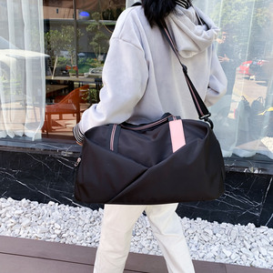 Sac de voyage pliable personnalisé, léger, pour le sport, avec intérieur spacieux et fermetures éclair sécurisées - Product Image 2