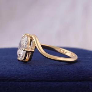 Anillo de compromiso de oro amarillo macizo con diamante talla cojín, engaste de púas, banda sencilla entrecruzada tipo onda, solitario liso para novia - Product Image 2
