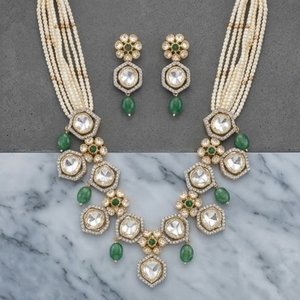 Conjunto de collar Kundan Royal Pearl con pendientes de piedra verde, joyería nupcial tradicional para mujer, para usar en bodas. - Product Image 4