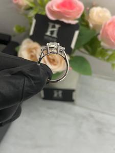 Anillo de Compromiso de Tres Piedras con Diamante Cultivado en Laboratorio con Corte Radiante Certificado por IGI y Anillo Lateral de Diamantes en Forma de Media Luna - Product Image 3