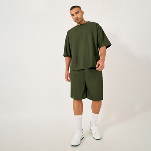 Conjunto de Camiseta y Pantalones Cortos para Hombre Oye Hoye International, Color Verde Oliva, 100% Poliéster, Cuello Redondo, Estilo Casual de Verano, Corte Regular - Product Image 1