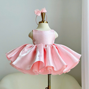 Vestido de Satén Personalizado para Niñas, Estilo Princesa con Espalda en V Abierta y Falda Voluminosa Natural, por Nhung Nguyen - Product Image 3