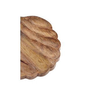Plateau de service en bois charmant en forme de citrouille, avec grain de bois naturel et une poignée en argent ornée pour servir les aliments - Product Image 6