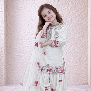ชุดส่าหรีเด็กผู้หญิง ผ้าเครป ปักลาย พร้อมผ้าคลุมไหล่ สำหรับงานแต่งงาน/งานปาร์ตี้ ฤดูหนาว/ฤดูร้อน ยี่ห้อ AARIKA TEXTILE จัดส่งรวดเร็ว - Product Image 2