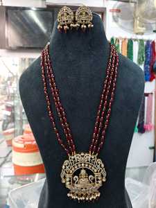Parure de collier long en laiton de style indien traditionnel avec pierres multicolores, accents en onyx et perles, et boucles d'oreilles assorties pour fête de fiançailles - Product Image 4