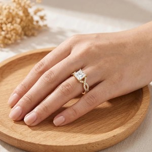 Bague de Mariage en Or Massif 10K 14K 18K Certifiée IGI, Diamant de Laboratoire Rond et Taille Princesse, Clarté DEF VS VVS, Pavé Torsadé - Product Image 4