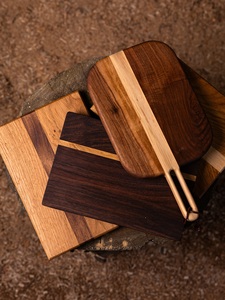 Superbe planche à découper en bois de noyer, présentant un design rayé contrastant en bois clair et foncé avec une poignée intégrée. - Product Image 5