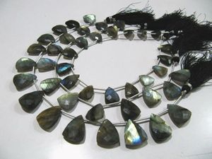Cuentas de labradorita gris natural en forma de trillón azul, vendidas por hebra de 8 pulgadas de largo - Product Image 2