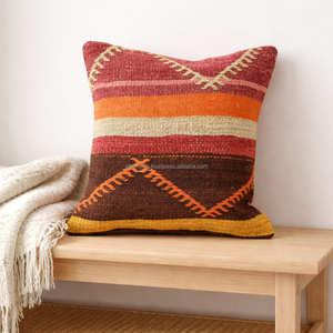 Funda de Almohada Decorativa de Kilim Tribal Terracota con Diseño de Medallón Marroquí para un Hogar Bohemio, Mediterráneo y Rústico - Product Image 5