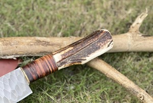 Couteau de chasse artisanal en acier Damas, lame fixe, pour camping et survie en extérieur, avec bord droit, étui en cuir et manche en corne, OEM - Product Image 3