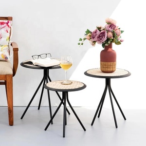 Ensemble de table gigogne ronde moderne avec pieds en métal et dessus en bois parfait pour les meubles peu encombrants du salon - Product Image 1