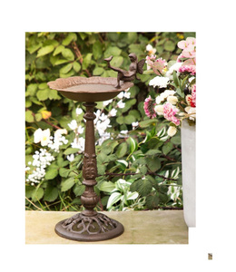 Bain d'oiseaux classique en métal pour jardin, patio, design élégant, base robuste, attirant les oiseaux, avec bassin de rétention d'eau. - Product Image 1