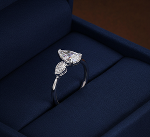 Bague de fiançailles en or blanc 14 carats plaqué rhodium avec 3 diamants de laboratoire certifiés IGI de 1,50 ct, forme poire, couleur F, pureté VVS2, pour femme - Product Image 2