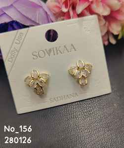 Boucles d'oreilles clous élégantes en acier inoxydable plaqué or de qualité supérieure pour mariage et usage quotidien, disponibles à prix compétitif - Product Image 3