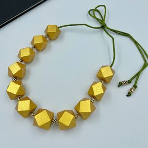 Collier élégant en résine et bois avec cristaux pour des occasions de cadeaux élégantes - Product Image 6