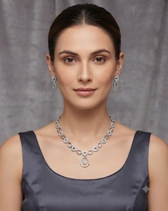 Parure de bijoux de soirée de luxe avec collier chaîne à cercles alternés et pendentif goutte d'eau pavé de diamants américains et boucles d'oreilles assorties - Product Image 5