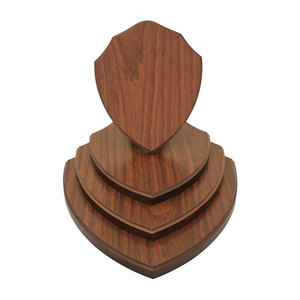 Escudo de madera redondo hecho a mano con diseño de madera para eventos de disfraces, espectáculos históricos, uso en escenarios, exhibición en pared y hogar. - Product Image 3