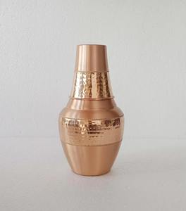 Carafe à eau en cuivre pur avec gobelet intégré, idéale pour l'hydratation de la table de chevet, le stockage de l'eau du matin et la détoxification. - Product Image 3