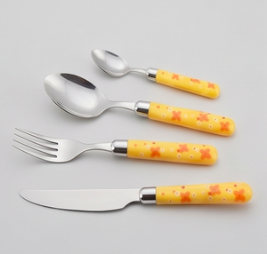Juego de cubiertos de acero inoxidable con mango amarillo para niños, apto para lavavajillas, con diseño floral, 4 piezas, para uso doméstico. - Product Image 1