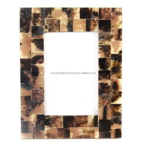 Cadre photo en bois fait main avec motifs géométriques en bois et résine noire, décoration artistique moderne pour table, accent décoratif pour la maison - Product Image 1