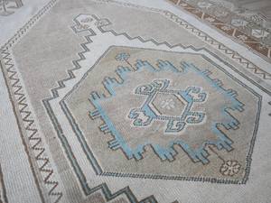 Vibrante Alfombra Bereber Marroquí Tejida a Mano con Patrones Geométricos, Camellos, Casas y Estrellas - Product Image 4