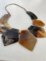 Collier artisanal en corne pour femme avec chaîne à maillons et détails artistiques pour collections de mode boutique
