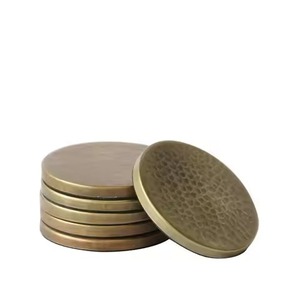 Ensemble de sous-verres en métal faits à la main de luxe pour la protection des surfaces de la table à manger et la décoration de la maison - Product Image 1
