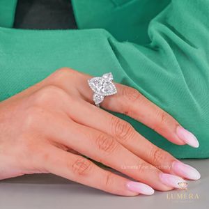 Anillo de Compromiso Lumera con Tres Diamantes Corte Marquise en Platino, Estilo Clásico para Mujer, Certificado IGI - Product Image 5