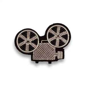 Sweat à capuche personnalisé en tissu léger avec écussons de football, badge rond classique et décoration en dentelle brodée en usine pour fêtes de football - Product Image 1