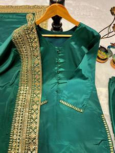 Conjunto de traje de seda crepé pesado para mujer con bordados y detalles de moti, kurta, pantalón y dupatta para fiestas y ocasiones festivas. - Product Image 5