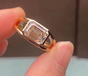 Anillo Minimalista con Moissanita Corte Esmeralda y Engaste de Bisel en Oro Amarillo de 14K/18K – Anillo de Compromiso Geométrico Personalizado para Mujer - Product Image 1