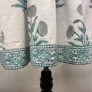 Chemisier en coton écologique imprimé à la main motif floral, col en V, manches 3/4, ourlet à volants en dentelle fait main, lavable, infroissable, taille naturelle - Product Image 3