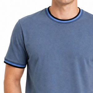 Camiseta de manga corta para hombre, cuello redondo prémium, color azul pizarra, negro, azul cielo, con rayas triples y cuello acanalado. - Product Image 2