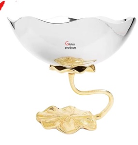Cuenco para servir de acero inoxidable con acabado plateado más exigente con soporte de diseño dorado para restaurante y bar de hotel - Product Image 1
