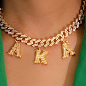 สร้อยคอคิวบาลิงค์แบบมีจี้ตัวอักษร สีทอง สีเงิน เครื่องประดับแฟชั่นสุดหรู คุณภาพพรีเมียม - Product Image 2