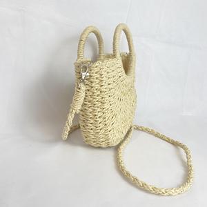 Attrapez l'attention partout où vous vous rendez avec ce sac élégant en fil naturel, conçu avec une texture tissée et une bandoulière pratique. - Product Image 2